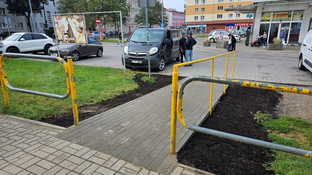 Nowe utwardzone przejście między sklepami Społem a Biedronką przy ul. Jagiellońskiej w Olsztynie.