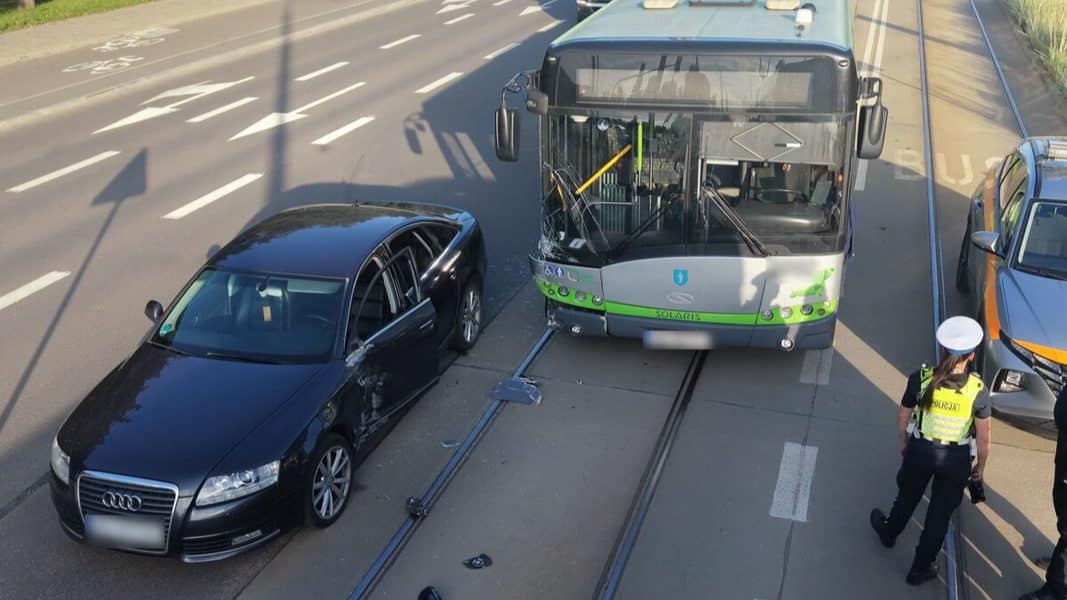Kolizja autobusu miejskiego z samochodem osobowym na al. Piłsudskiego w Olsztynie, policja na miejscu zdarzenia.