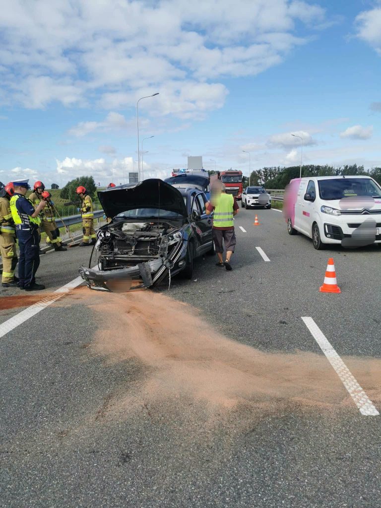 Wypadek na drodze S7 z udziałem samochodu i autobusu, zablokowany jeden pas ruchu.