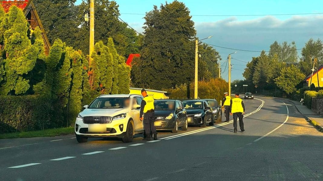 Policjanci przeprowadzają kontrolę trzeźwości kierowców na drodze w godzinach porannych.