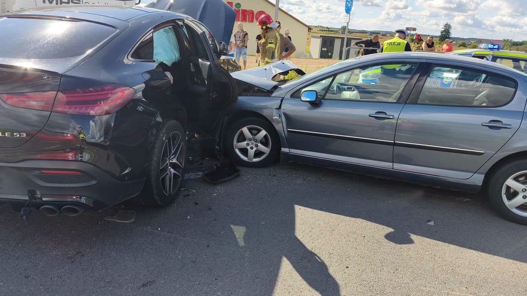 Zderzenie trzech samochodów na drodze pod Nidzicą, w tym jeden zepchnięty na ciężarówkę, na miejscu służby ratunkowe.