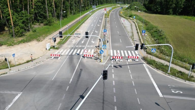 Rozbudowa drogi wojewódzkiej nr 527 na południowym wyjeździe z Olsztyna, widok na plac budowy i tymczasowe oznakowanie.