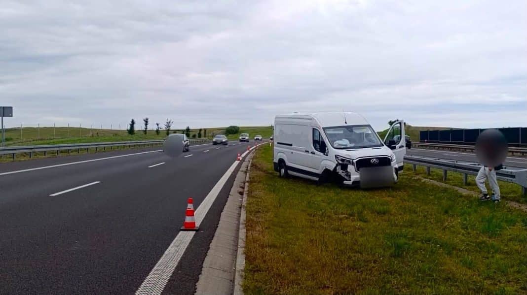 Wypadek na trasie S7, zablokowany jeden pas, samochód i służby na miejscu.