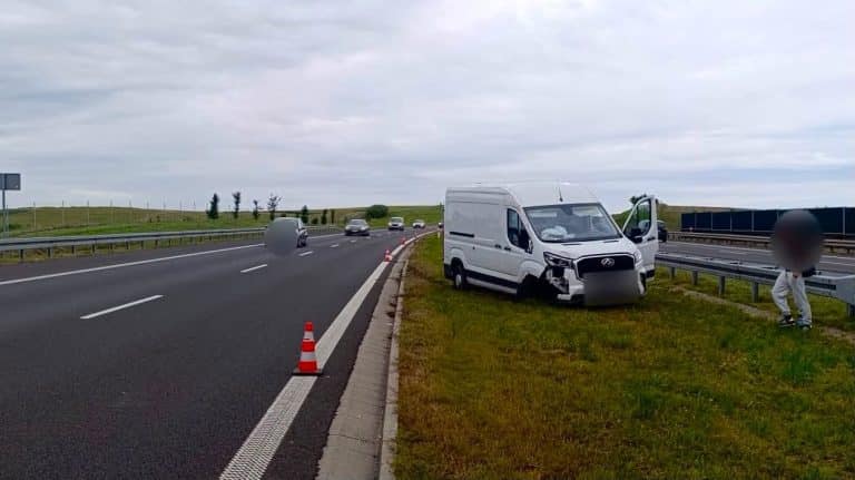 Wypadek na trasie S7, zablokowany jeden pas, samochód i służby na miejscu.