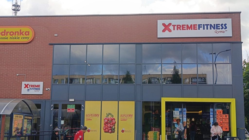 Nowoczesna siłownia Xtreme Fitness w Olsztynie, widok na budynek przy ul. Pstrowskiego 26.