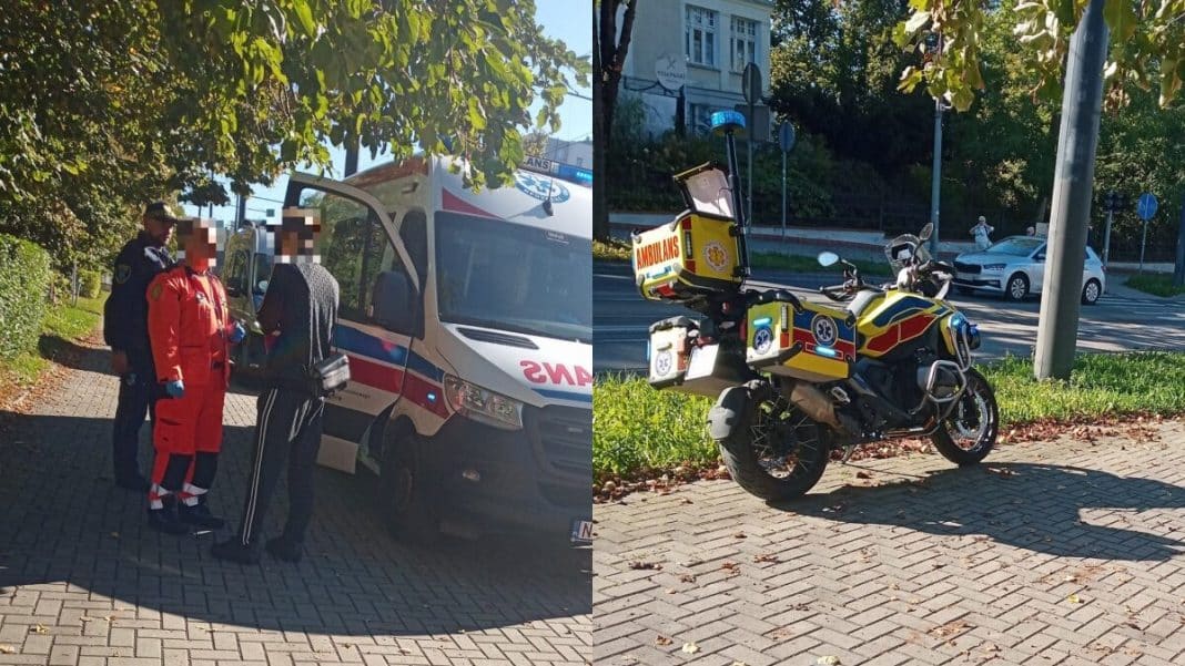 Widok na miejsce zdarzenia z krwią na chodniku, hulajnogą i służbami ratunkowymi.