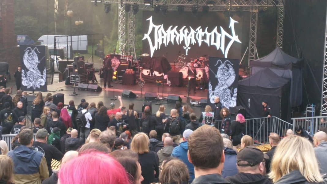 Widok na scenę podczas koncertu na festiwalu Sun Dies w Olsztynie, z dużym ekranem i tłumem widzów.