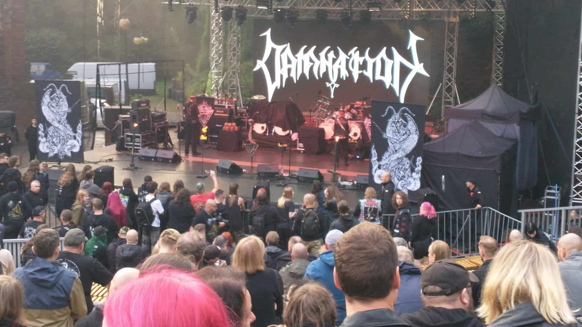 Widok na scenę podczas koncertu na festiwalu Sun Dies w Olsztynie, z dużym ekranem i tłumem widzów.
