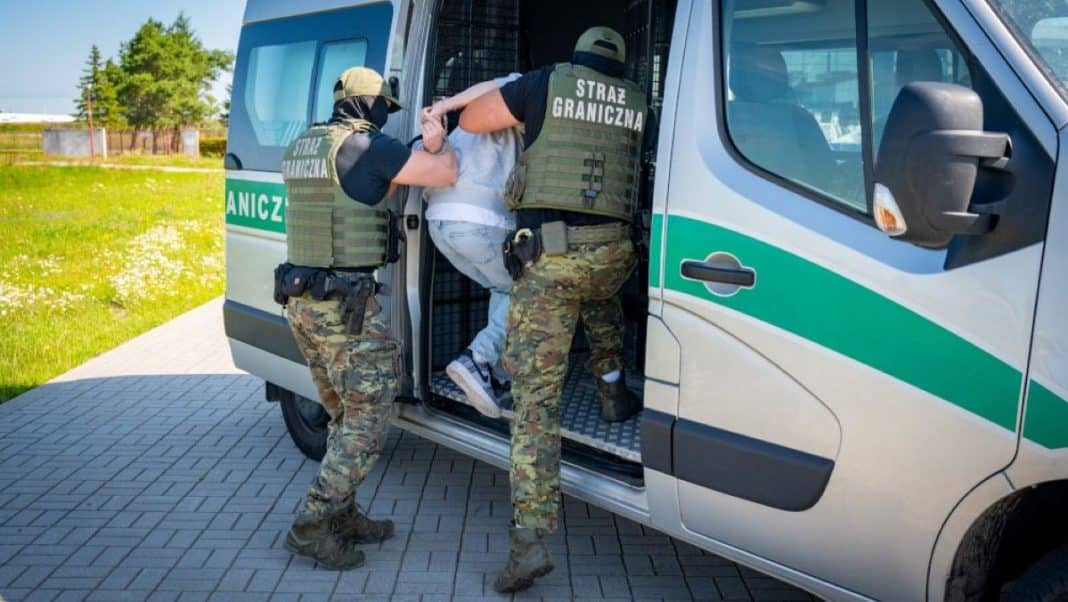 Straż Graniczna zatrzymuje mężczyznę na lotnisku w Gdańsku, wsiadającego do pojazdu.
