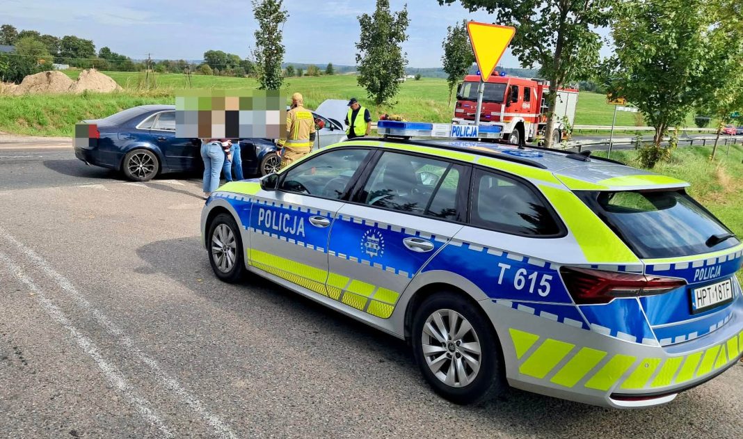 Zderzenie dwóch samochodów na drodze krajowej, na miejscu służby ratunkowe i policja.