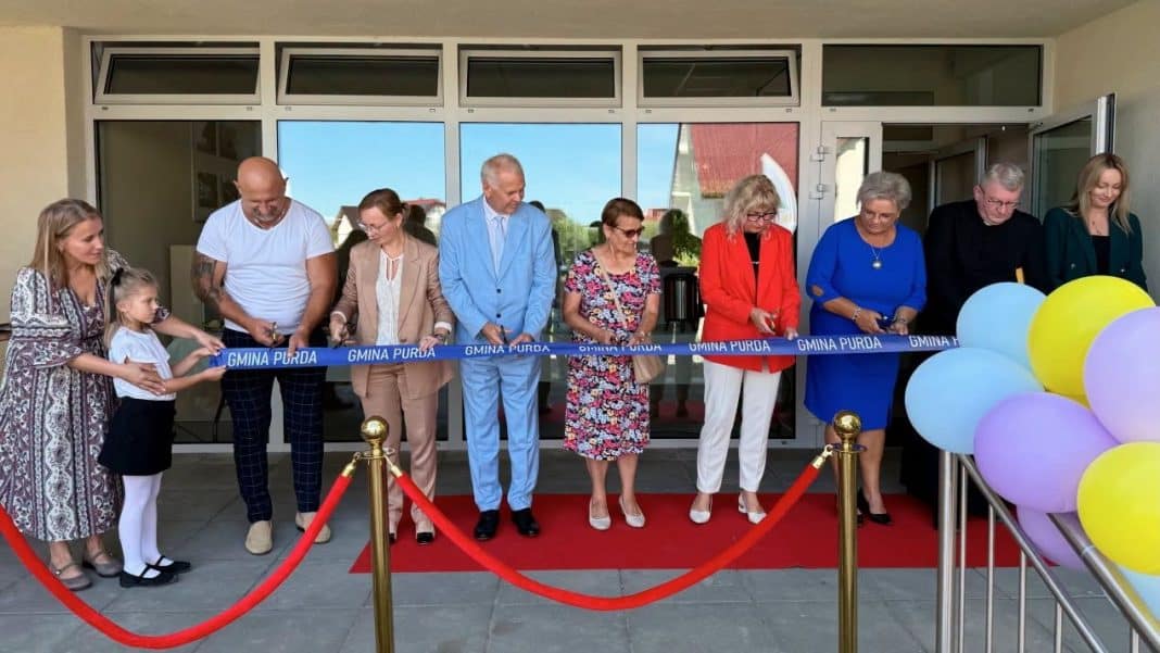 Uroczyste otwarcie żłobka w Klewkach, uczestnicy przecięli wstęgę przed wejściem.
