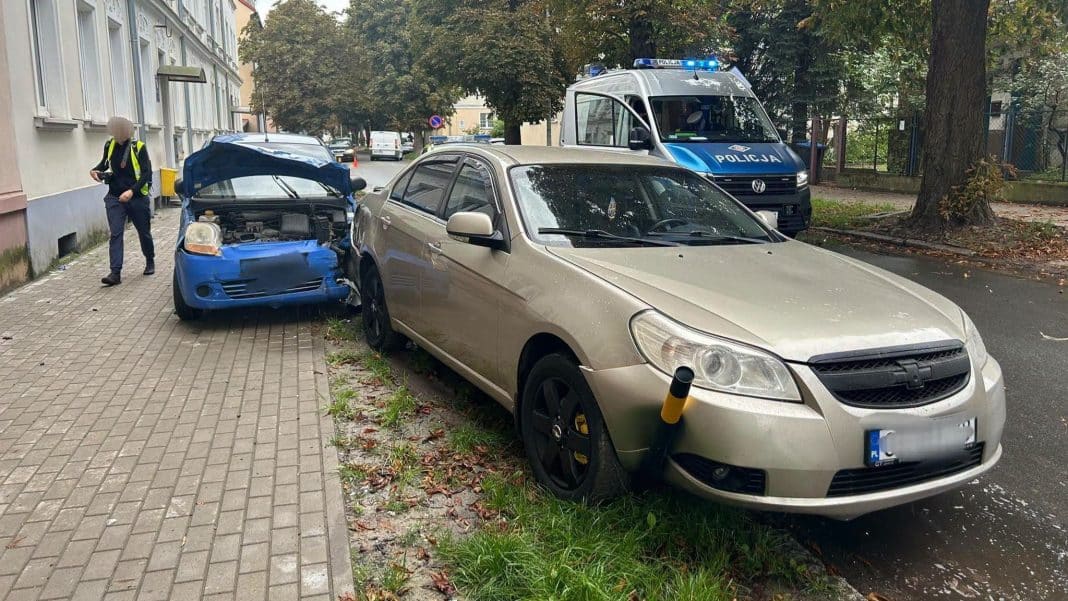Samochody po wypadku na ulicy, jeden z nich uderzył w słup, na miejscu policja i świadkowie.