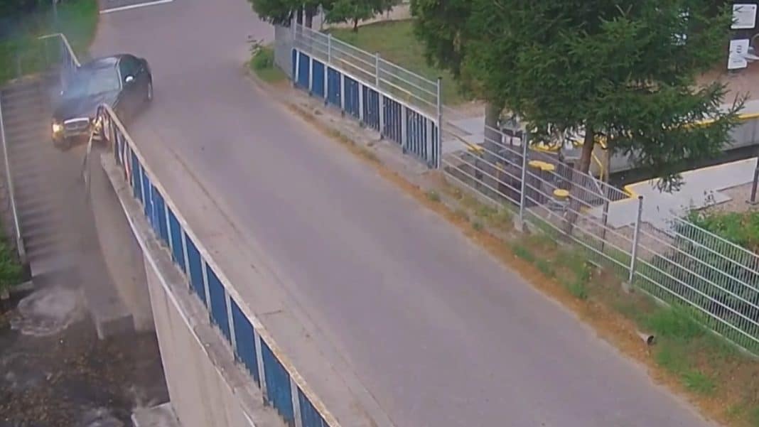 Samochód zawisł nad kanałem po uderzeniu w barierę ochronną na moście.