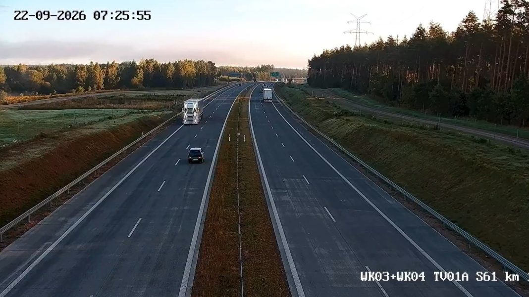 Zdjęcie z kamery monitoringu pokazujące drogę ekspresową S61 z pojazdami, w tym samochodem jadącym pod prąd.