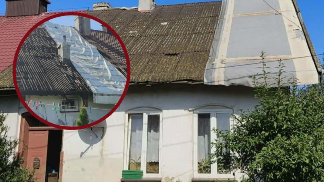 Dom pod Olsztynem z uszkodzonym sufitem i pleśnią na ścianie, widoczny fragment dachu.