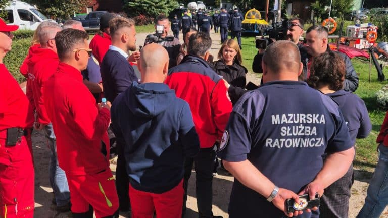Ratownicy i policja na spotkaniu przy stacji ratowniczej nad Śniardwami.