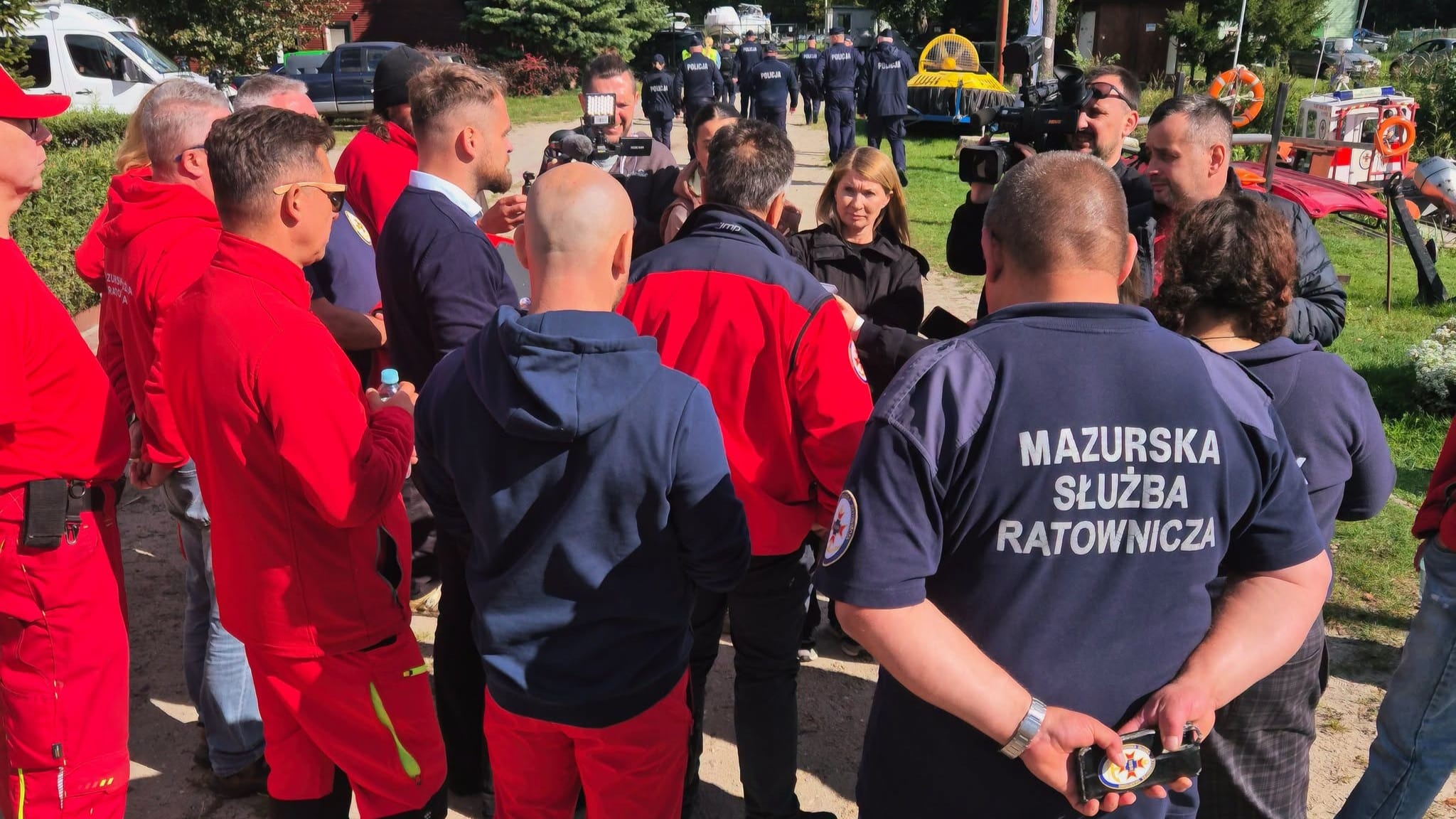 Ratownicy i policja na spotkaniu przy stacji ratowniczej nad Śniardwami.