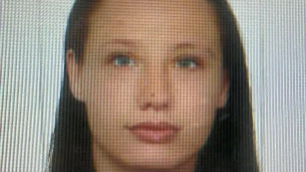 Zdjęcie zaginionej kobiety, młodej blondynki z niebieskimi oczami, o delikatnym uśmiechu.