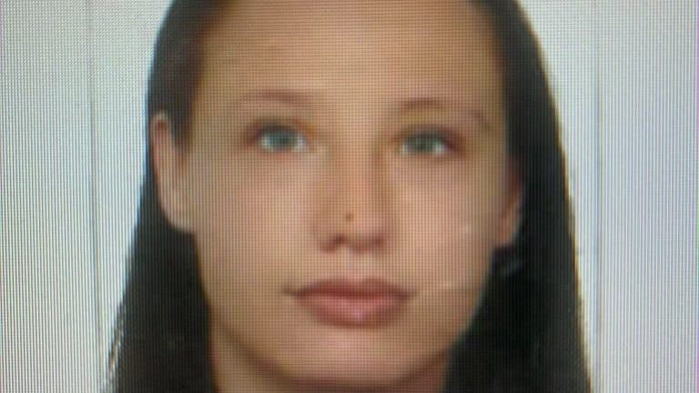 Zdjęcie zaginionej kobiety, młodej blondynki z niebieskimi oczami, o delikatnym uśmiechu.