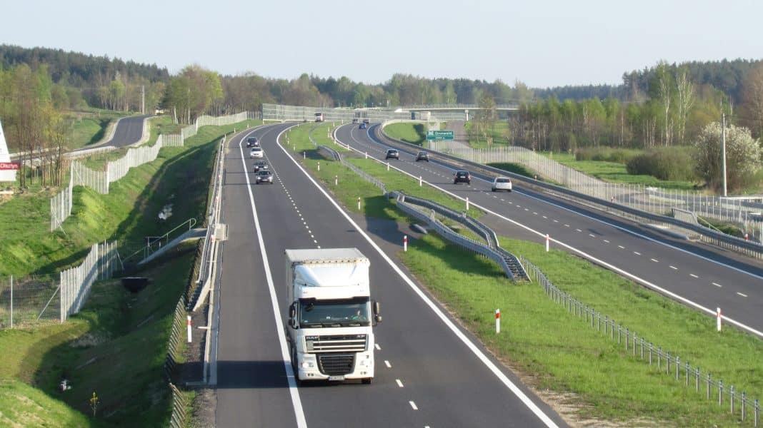 Widok na zamkniętą jezdnię drogi ekspresowej S7 podczas ćwiczeń służb, z samochodami na pozostałych pasach.
