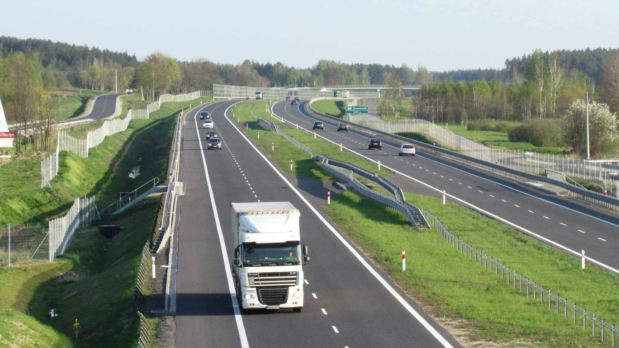 Widok na zamkniętą jezdnię drogi ekspresowej S7 podczas ćwiczeń służb, z samochodami na pozostałych pasach.