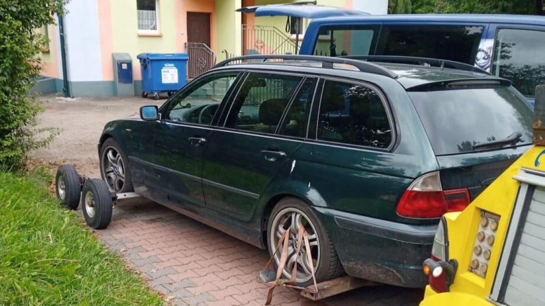 Zaparkowane BMW zablokowało bramę przedszkola, przyczepione do lawety, na ulicy Świtezianki.