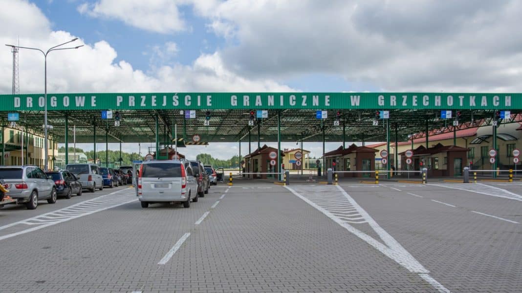 Granica Polski z Rosją na przejściu w Grzechotkach, samochody czekają w kolejce do kontroli.