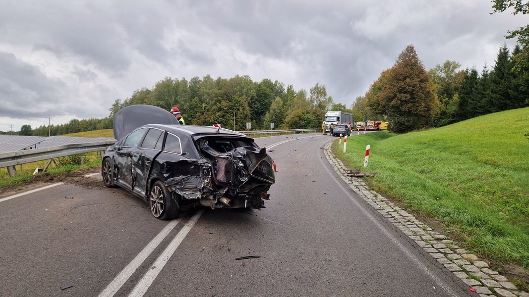 Rozbity samochód na zakręcie drogi krajowej nr 51 w Spręcowie, wypadek z udziałem trzech pojazdów.