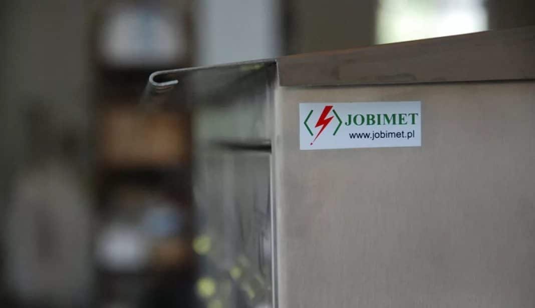 Metalowa szafa kontenerowa z logo firmy JOBIMET na froncie.