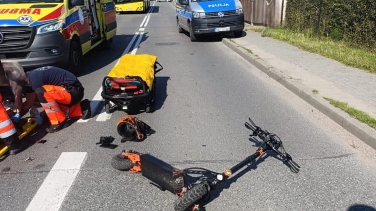 Siedmioletni chłopiec na hulajnodze elektrycznej po wypadku z samochodem na drodze w Niechłoninie.