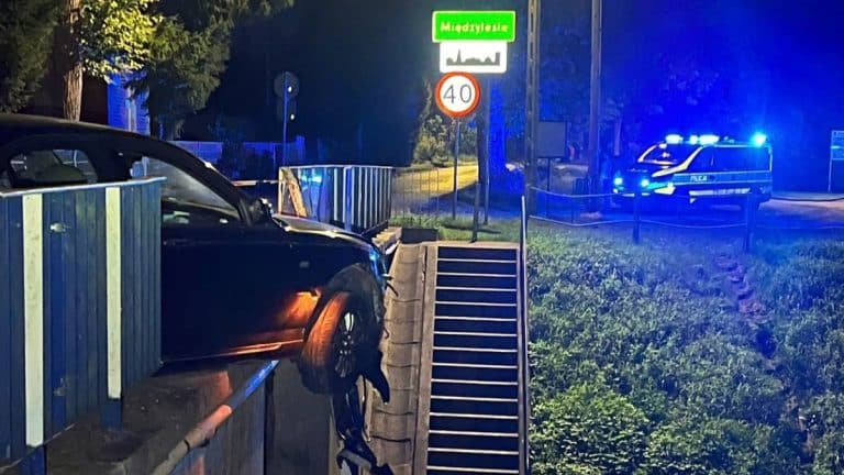 Samochód zawisł nad kanałem po uderzeniu w barierę na moście w Międzylesiu.