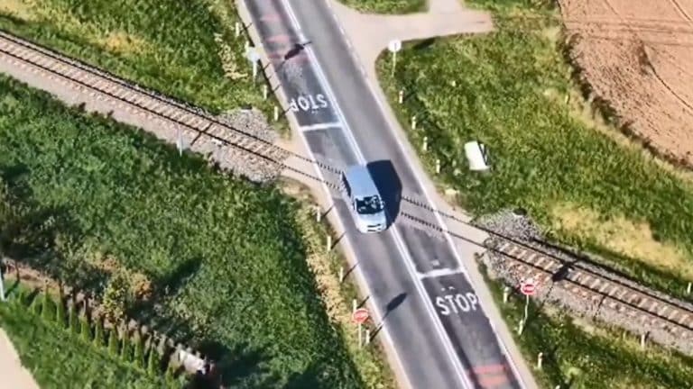 Dron nad przejazdem kolejowym w Nowej Wsi Ełckiej, pokazujący samochód zignorowany znak STOP.