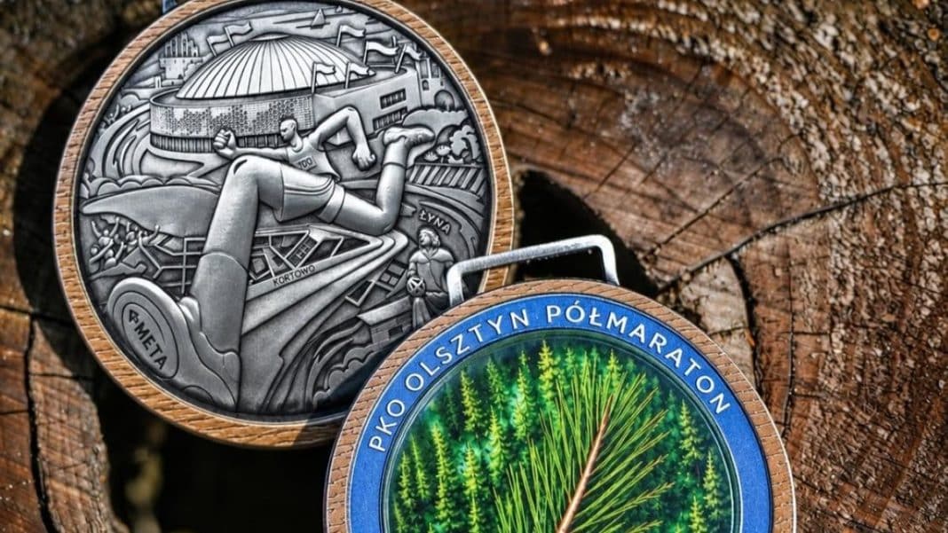Medale półmaratonu Olsztyn, jeden w wersji srebrnej z wizerunkiem biegacza, drugi z zielonym lasem i napisem.
