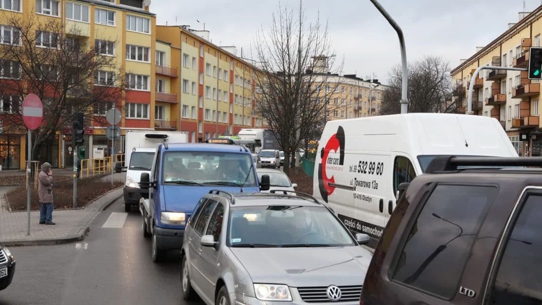 Korek samochodów na ulicy w Olsztynie podczas utrudnień związanych z biegami.