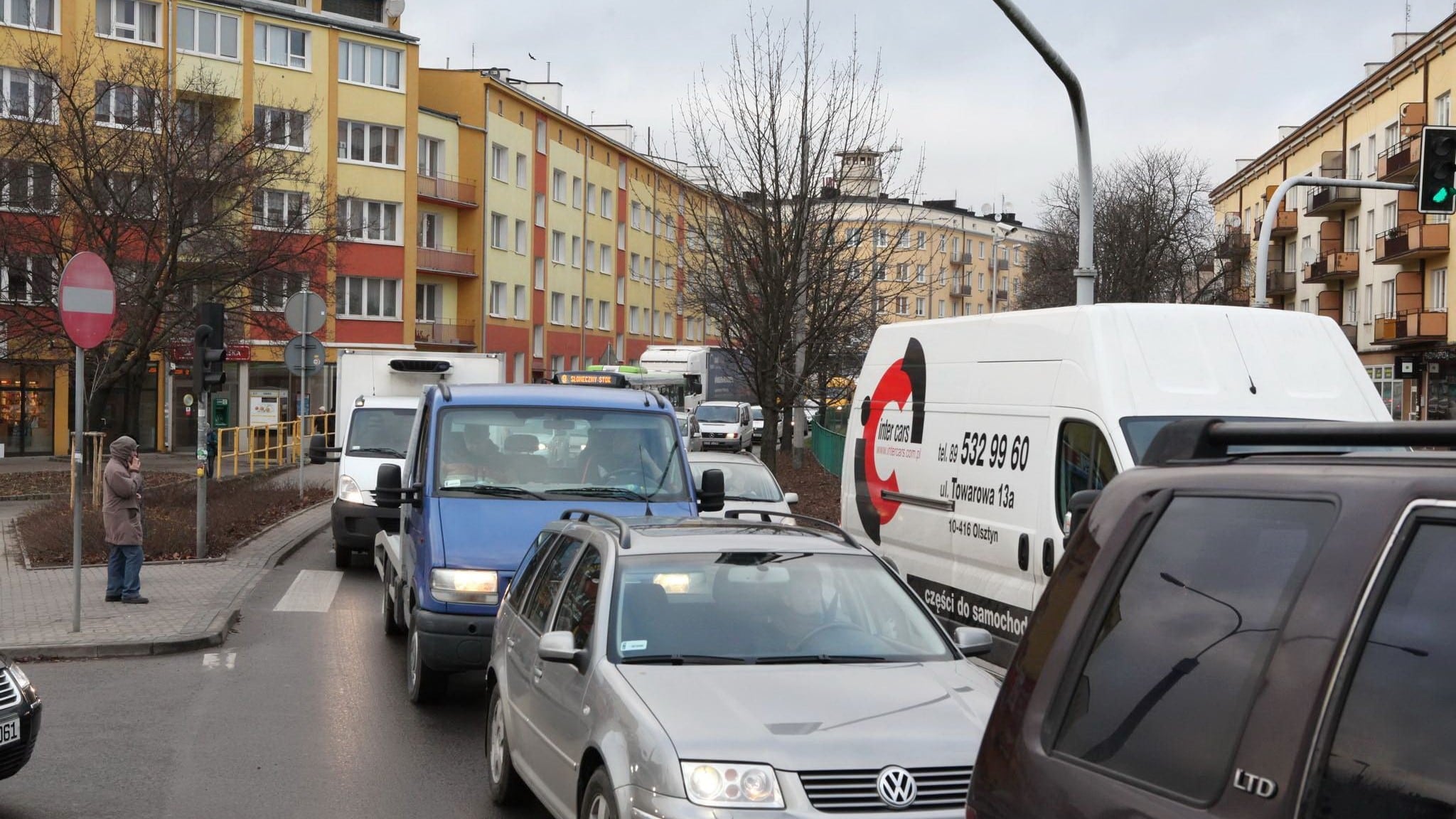 Korek samochodów na ulicy w Olsztynie podczas utrudnień związanych z biegami.