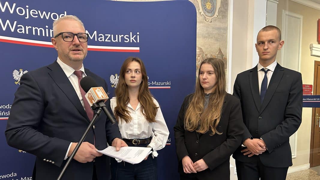 Grupa studentów i urzędników podczas spotkania w siedzibie wojewody warmińsko-mazurskiego.