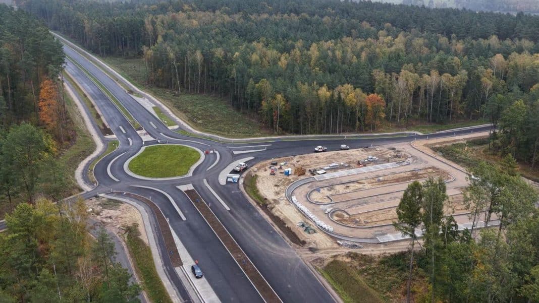 Widok na nowo wybudowany rondo i fragment drogi wojewódzkiej nr 527 pod Olsztynem, w trakcie prac wykończeniowych.