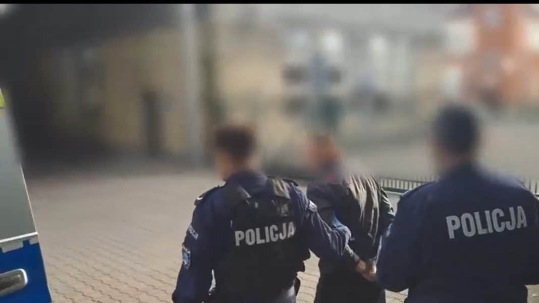 Policjanci zatrzymują mężczyznę pod marketem, w tle widoczny zakrwawiony mężczyzna.