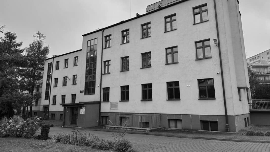 Budynek internatu w Olsztynie, widok z zewnątrz, w szarym odcieniu.