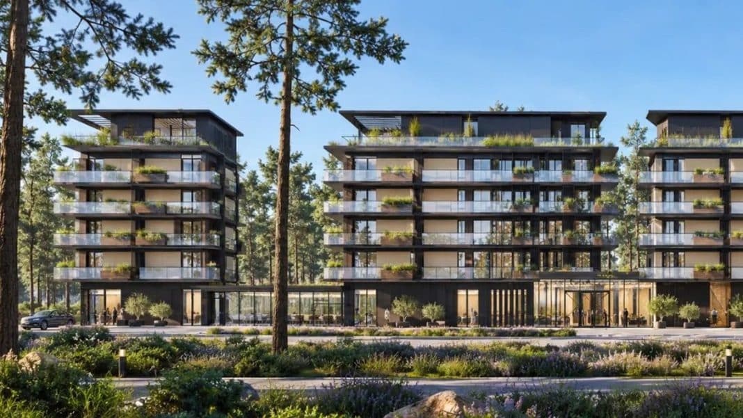 Nowoczesny kompleks hotelowy nad jeziorem Roś w Piszu, składający się z kilku pięciopiętrowych budynków z balkonami.