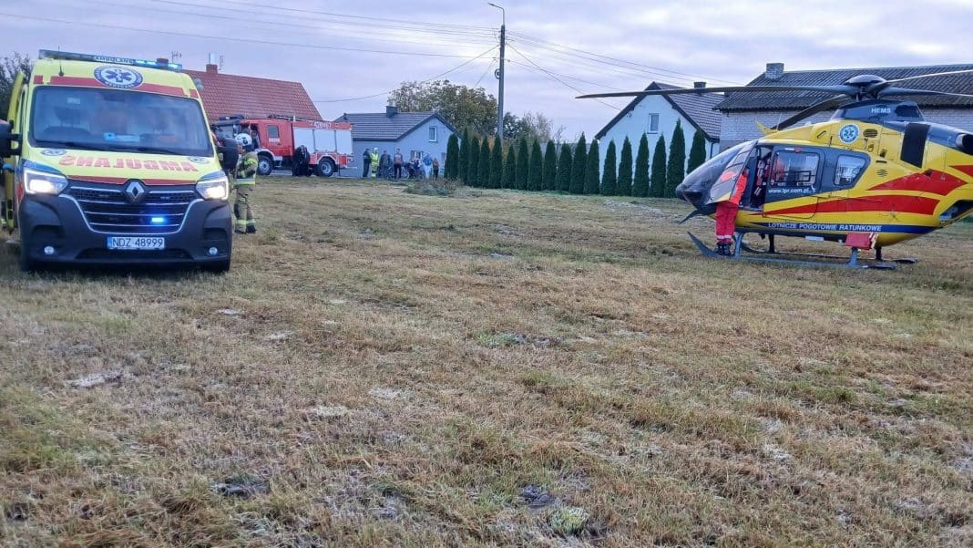 Akcja ratunkowa na polu z udziałem karetki, śmigłowca LPR i straży pożarnej po ataku byków na mężczyznę.