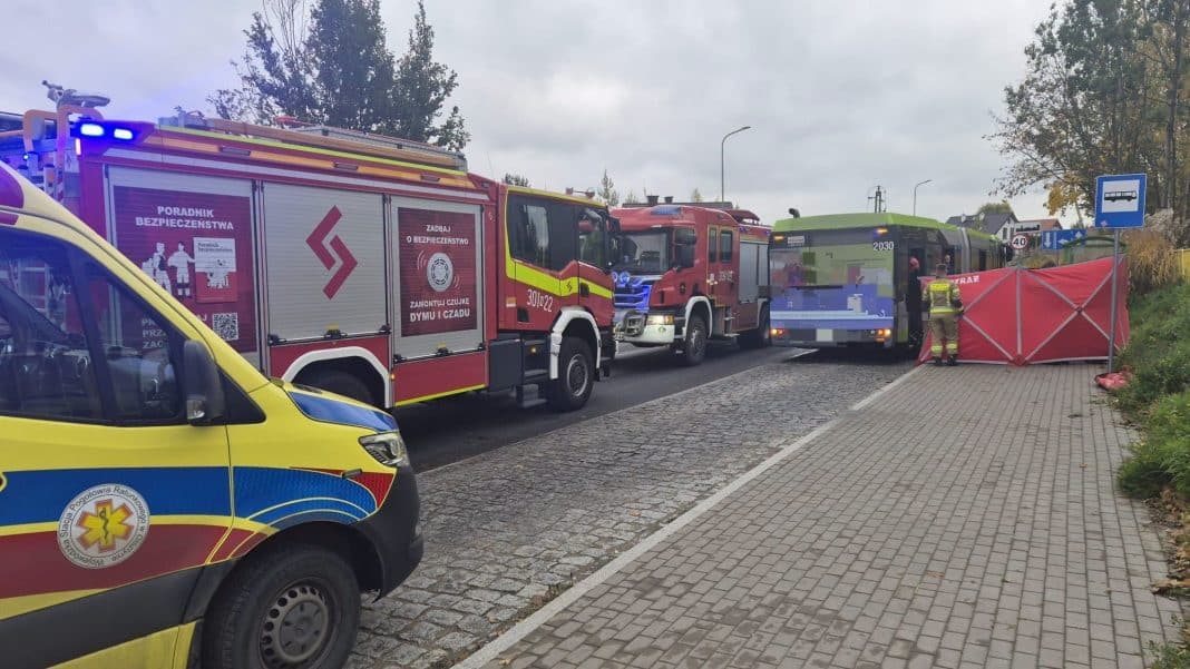 Na zdjęciu widoczny jest wypadek w Olsztynie z udziałem straży pożarnej, pogotowia i autobusu miejskiego.