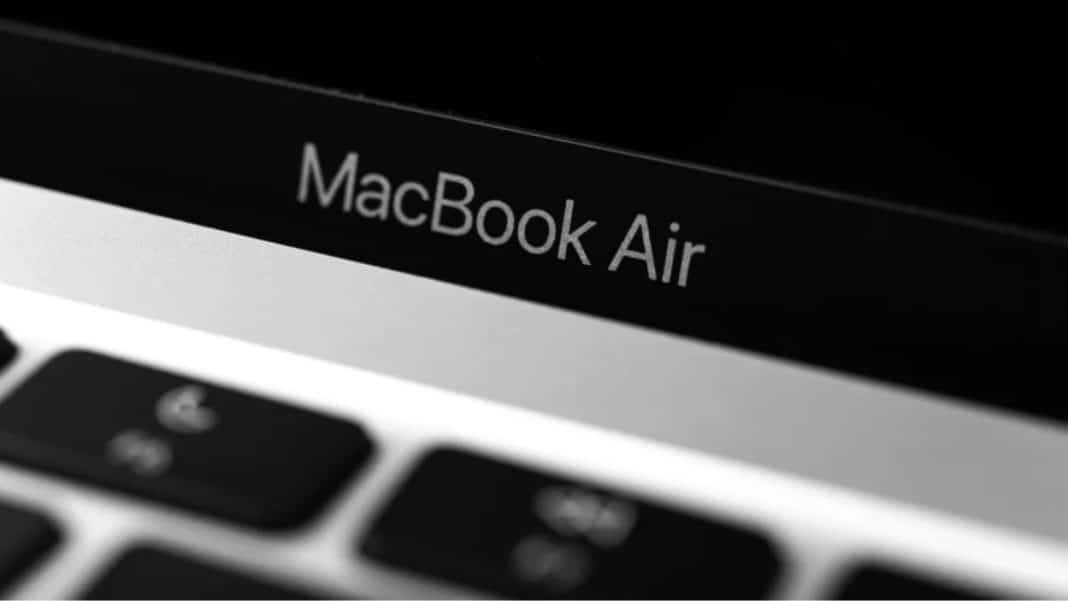Zbliżenie na napis MacBook Air na obudowie laptopa, widoczne klawisze na klawiaturze.