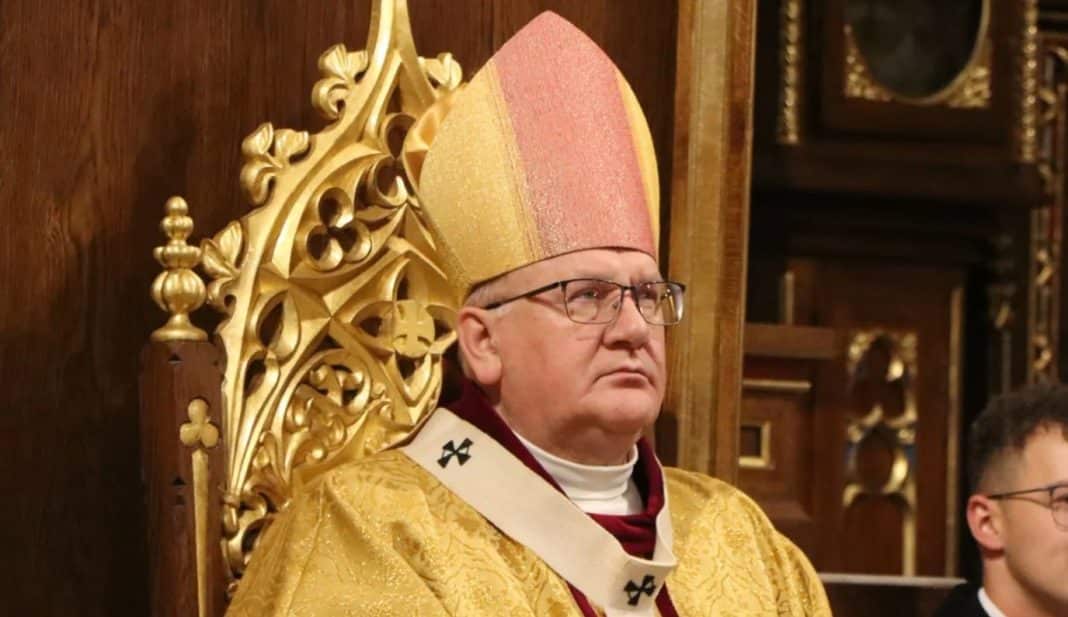 Arcybiskup Józef Górzyński w ornacie i mitrze podczas uroczystości w konkatedrze w Olsztynie.