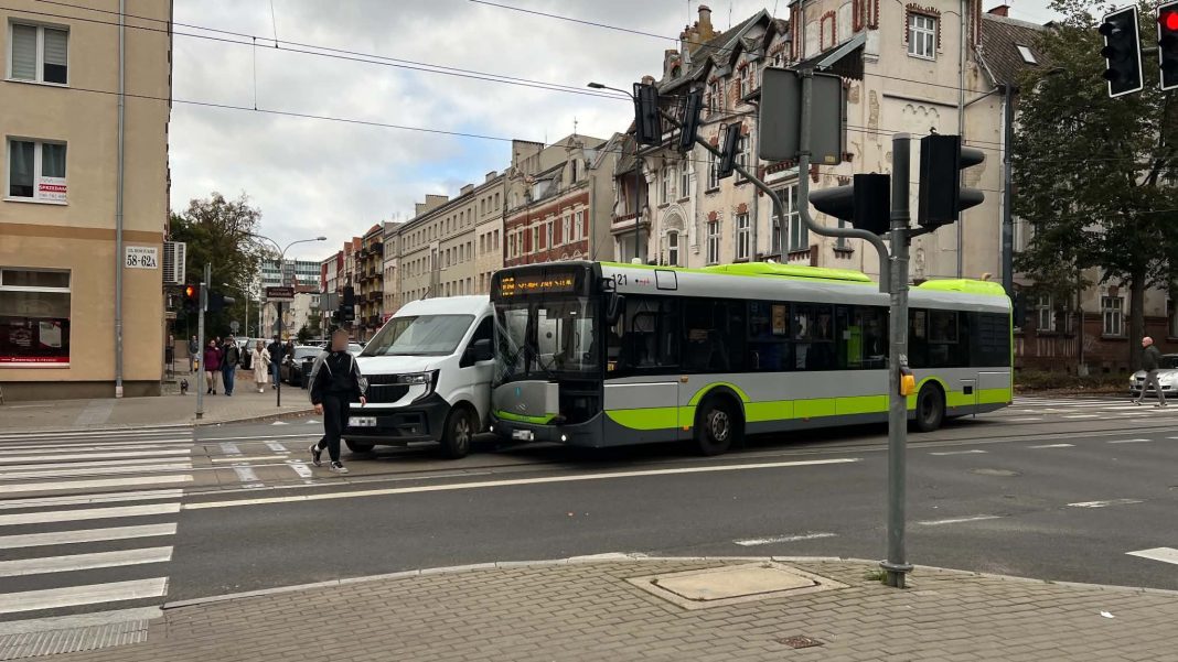 Zderzenie autobusu miejskiego z samochodem na skrzyżowaniu w centrum Olsztyna, zablokowane torowisko tramwajowe.