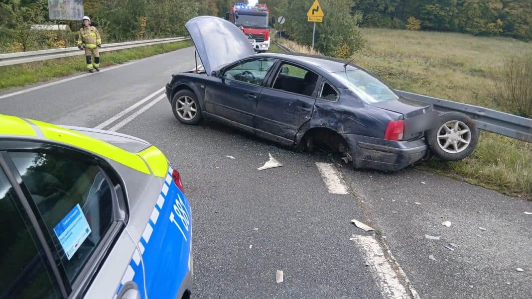 Zderzenie samochodu osobowego z ciężarówką na starej DK7, uszkodzone pojazdy i służby na miejscu.