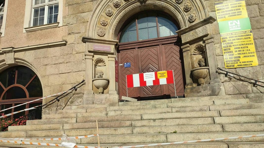 Główne wejście do olsztyńskiego ratusza zamknięte z powodu prac remontowych, na schodach taśmy i barierki.