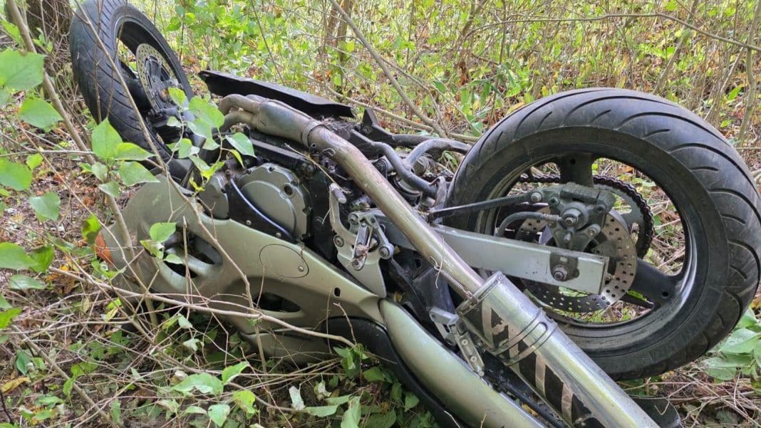 Zniszczony motocykl leży na poboczu w zaroślach, na drodze między Pisanicą a Romanowem.