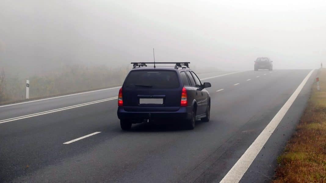 Samochód na drodze w gęstej mgle, widoczność ograniczona, mgła nadjeżdżających pojazdów.