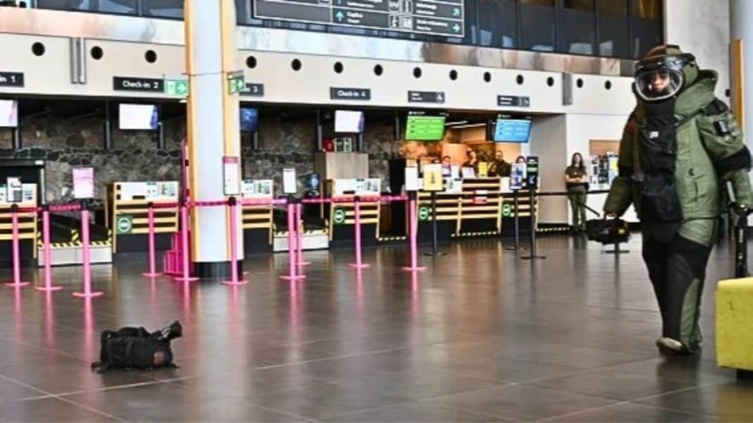 Służby ratunkowe na lotnisku Olsztyn-Mazury podczas ćwiczeń ewakuacyjnych i kontroli bagażu.